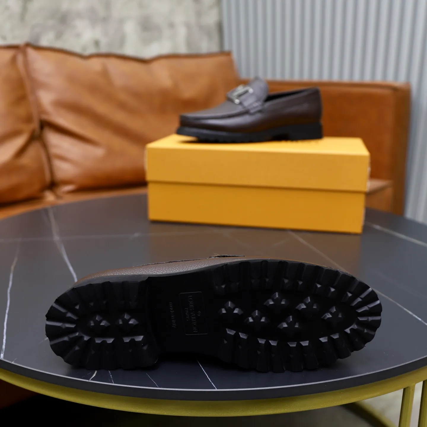 Ex-factory price: 600💰Louis Vuitton LV men's classic Oxford shoes, men's business formal boutique leather shoes, classic style, almond kernel exquisite toe, ultimate art, the whole shoe is made of imported cow leather (open edge beads), carefully selected, fine pores, excellent gloss, soft texture, strong toughness, durable and not easy to deform, apricot fetal cowhide leather lining, soft and comfortable, sweat-absorbent and breathable. Foam outsole, original box and dust bag packaging! Size: 38–44 (45/46 customized)